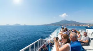 Traghetto e aliscafo in navigazione verso le Isole Eolie con l'isola Vulcano sullo sfondo
